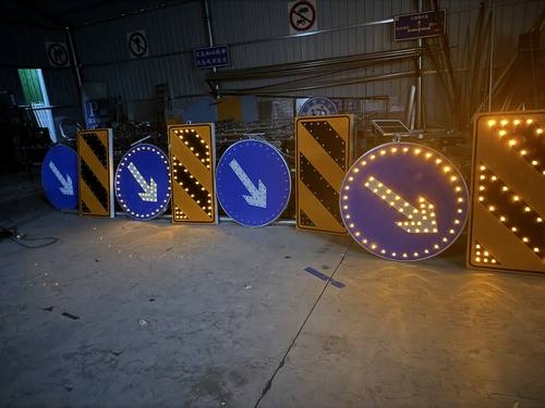 新乡新乡河南太阳能自发光交通路标牌厂家